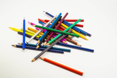 Beyaz arka planda izole edilmiş renkli kalemler. Kapatın..