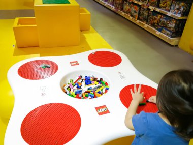 Putrajaya, Malezya - 19 Nisan 2019: IOI AVM 'deki Lego Mağazasındaki Çocuklar.