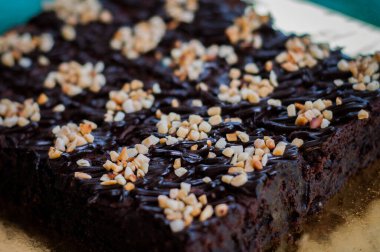 Çikolatalı kek Brownie Squares Çikolatalı Nutella ve Cevizli. Yakın görünüm, seçici odak