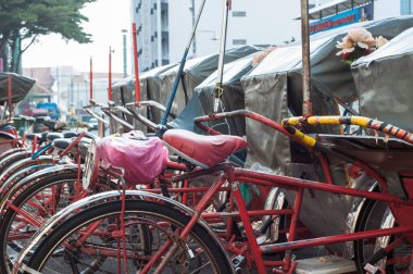 Georgetown Penang - 25 Nisan 2019: Eski Trishaw durağı servis yolcuları için yol kenarında