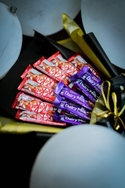 Bangi, Malezya - 8 Ağustos 2019: Ferrero Rocher, düğün, doğum günü, anneler günü, sevgililer günü, kadınlar günü ve diğerleri için hediye olarak tatlı bukette çikolata şekerlemeleri ve çiçekler