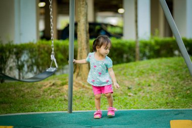 Çocuk parkındaki Asyalı çocuklar. Oyun, eğlence, mutluluk ve heyecan konsepti.