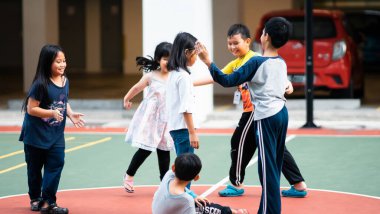 Bangi, Malezya - 10 Temmuz 2019: Çocuklar beyzbol sahasında mutlu bir şekilde oynuyorlar. Toplum çocukları birlikte oynuyorlar..