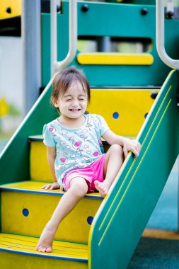 Bebeklerin oynadığı renkli açık hava oyun alanı.