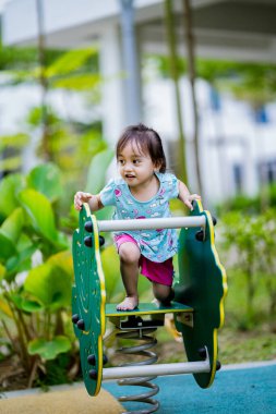 Bebeklerin oynadığı renkli açık hava oyun alanı.