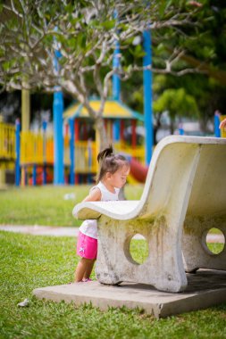 Baba ve şirin küçük Asyalı 2 - 3 yaşında küçük bir kız bebek