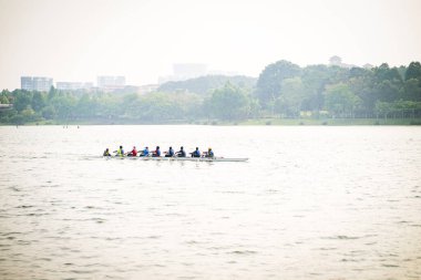 Putrajaya, Malezya - 6 Eylül 2019: Taman Botani yakınlarındaki gölde ejderha tekne yarışçısı çalışması.