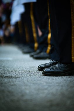 Son derece parlak ayakkabılı askerler.