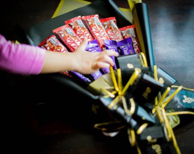 Bangi, Malezya - 8 Ağustos 2019: Ferrero Rocher, düğün, doğum günü, anneler günü, sevgililer günü, kadınlar günü ve diğerleri için hediye olarak tatlı bukette çikolata şekerlemeleri ve çiçekler