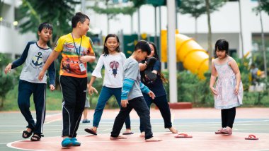 Bangi, Malezya - 10 Temmuz 2019: Çocuklar beyzbol sahasında mutlu bir şekilde oynuyorlar. Toplum çocukları birlikte oynuyorlar..