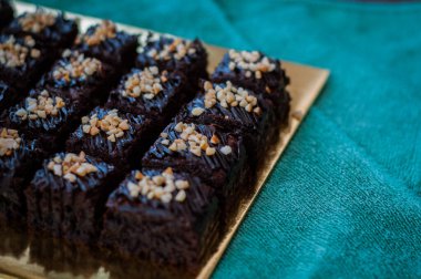 Çikolatalı kek Brownie Squares Çikolatalı Nutella ve Cevizli. Yakın görünüm, seçici odak