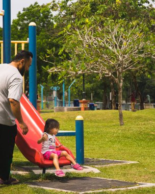 Baba ve şirin küçük Asyalı 2 - 3 yaşında küçük bir kız bebek