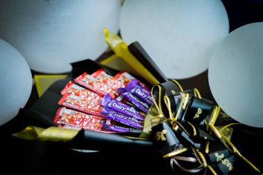 Bangi, Malezya - 8 Ağustos 2019: Ferrero Rocher, düğün, doğum günü, anneler günü, sevgililer günü, kadınlar günü ve diğerleri için hediye olarak tatlı bukette çikolata şekerlemeleri ve çiçekler