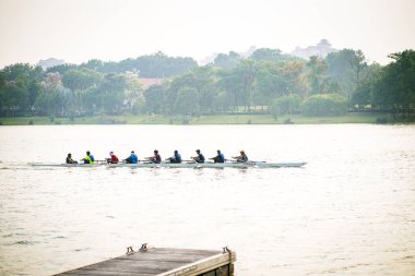 Putrajaya, Malezya - 6 Eylül 2019: Taman Botani yakınlarındaki gölde ejderha tekne yarışçısı çalışması.