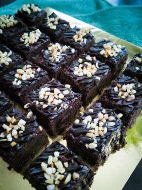 Çikolatalı kek Brownie Squares Çikolatalı Nutella ve Cevizli. Yakın görünüm, seçici odak