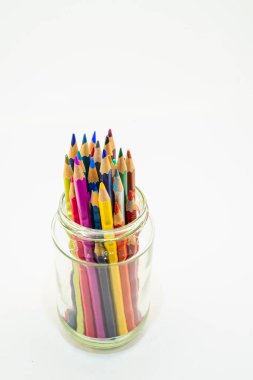Kavanozda renkli kalem koleksiyonu..