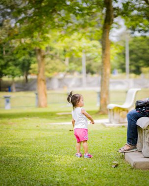 Baba ve şirin küçük Asyalı 2 - 3 yaşında küçük bir kız bebek