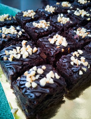 Çikolatalı kek Brownie Squares Çikolatalı Nutella ve Cevizli. Yakın görünüm, seçici odak