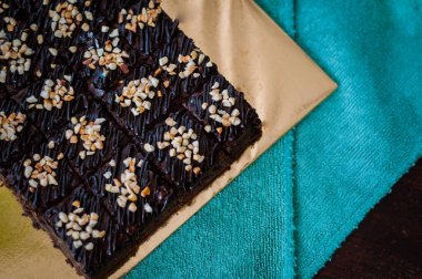 Çikolatalı kek Brownie Squares Çikolatalı Nutella ve Cevizli. Yakın görünüm, seçici odak