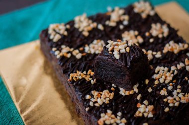 Çikolatalı kek Brownie Squares Çikolatalı Nutella ve Cevizli. Yakın görünüm, seçici odak