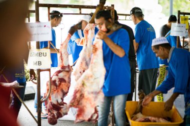 Selangor, Malezya 11 Ağustos 2019 - yeni kesilmiş etle çalışan bir grup kasap