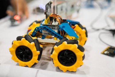 Anakart çipleriyle donatılmış renkli plastik tuğlalardan yapılmış robotlar..