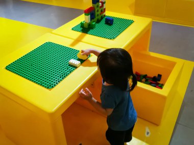 Putrajaya, Malezya - 19 Nisan 2019: IOI AVM 'deki Lego Mağazasındaki Çocuklar.