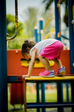 Baba ve şirin küçük Asyalı 2 - 3 yaşında küçük bir kız bebek