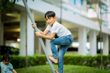 Çocuk parkındaki Asyalı çocuklar. Oyun, eğlence, mutluluk ve heyecan konsepti.