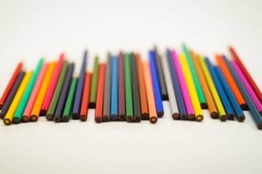 Beyaz arka planda izole edilmiş renkli kalemler. Kapatın..