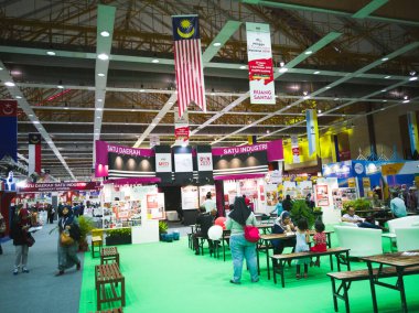 Serdang, Malezya - 30 Ağustos 2019: Maeps 'te Minggu Usahawan Nasional 2019' a katılan insanlar Bu karnaval Malezya yerlilerinin ürünlerini sergilemek ve pazarlamak için.