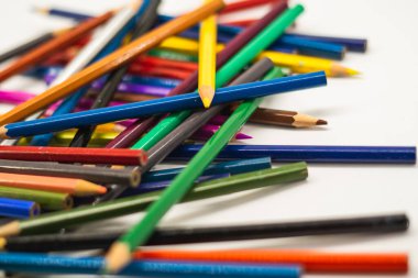 Beyaz arka planda izole edilmiş renkli kalemler. Kapatın..