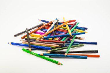 Beyaz arka planda izole edilmiş renkli kalemler. Kapatın..