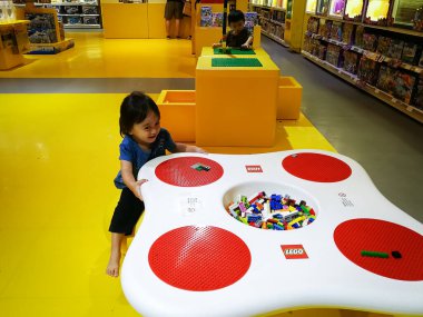 Putrajaya, Malezya - 19 Nisan 2019: IOI AVM 'deki Lego Mağazasındaki Çocuklar.