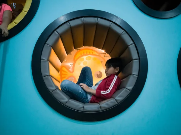 Asiatische Kinder Spielen Einzigartigen Kapselsitz — Stockfoto