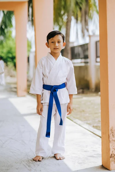 Ung Pojke Blå Bälte Träning Karate — Stockfoto