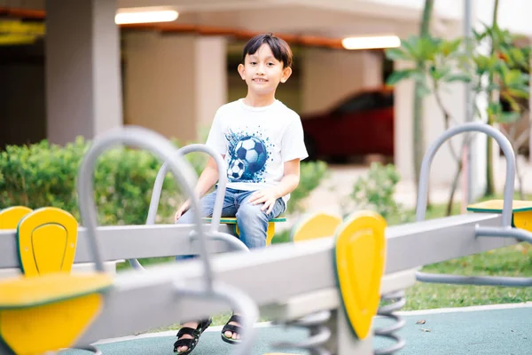 Çocuk Parkındaki Asyalı Çocuklar Oyun Eğlence Mutluluk Heyecan Konsepti — Stok fotoğraf