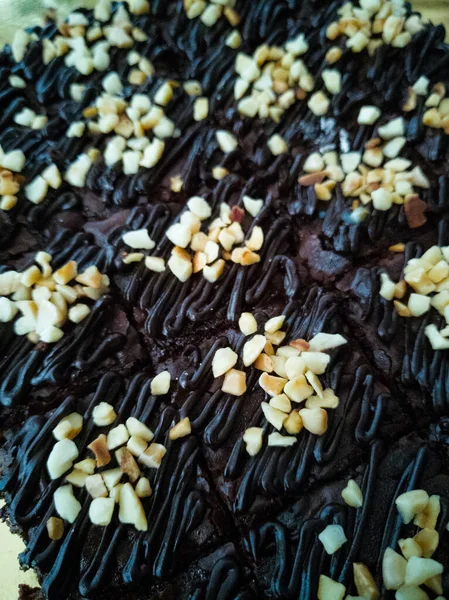 Çikolatalı kek Brownie Squares Çikolatalı Nutella ve Cevizli. Yakın görünüm, seçici odak