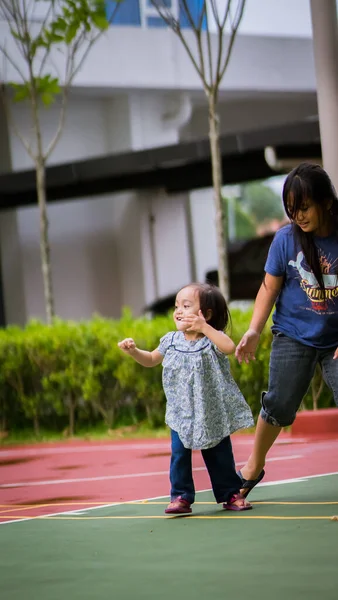 Egy Kislány Játszik Nővérével Parkban — Stock Fotó