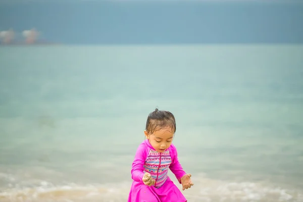 Liten Asiatisk Flicka Som Leker Stranden Semester Och Koppla Koncept — Stockfoto