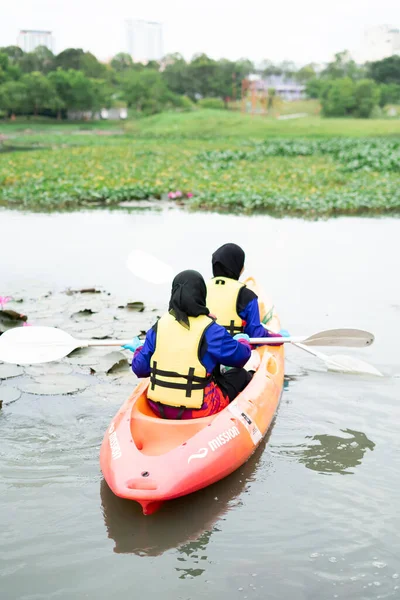 Bangi Malezja Października 2019 Kobiety Pływające Kajakiem Jeziorze Taman Tasik — Zdjęcie stockowe