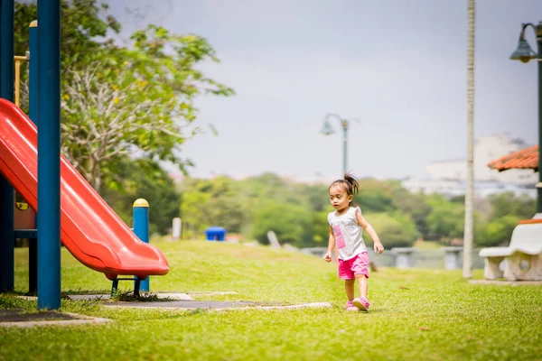 Baba ve şirin küçük Asyalı 2 - 3 yaşında küçük bir kız bebek
