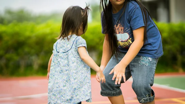 Bambina Che Gioca Con Sorella Maggiore Nel Parco — Foto Stock