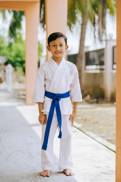 Anak Muda Dengan Sabuk Biru Berlatih Karate — Stok Foto