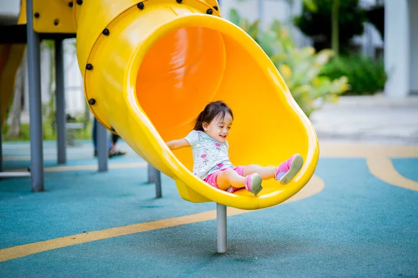 子供が遊んでいるカラフルな屋外遊び場 — ストック写真