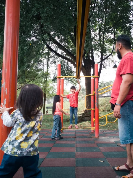 Famiglia Asiatica Che Gioca Nel Parco Giochi Scimmia Bar Mattino — Foto Stock