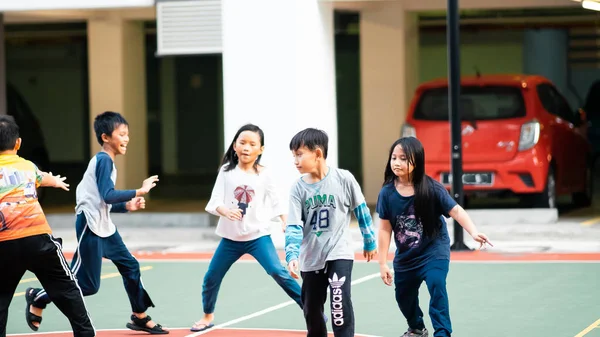 Банги Малайзия Июля 2019 Года Дети Удовольствием Играют Баскетбольной Площадке — стоковое фото