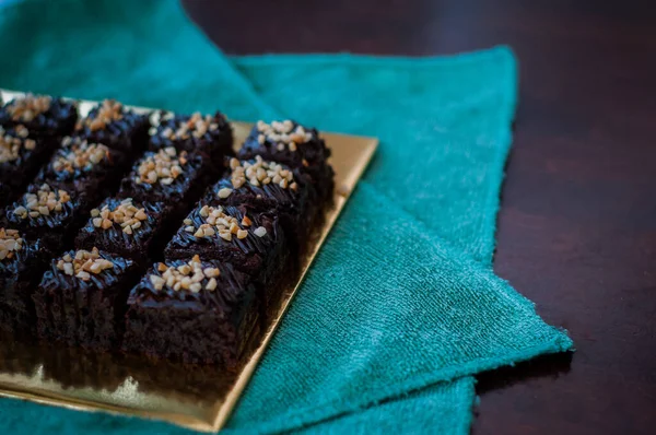 Çikolatalı kek Brownie Squares Çikolatalı Nutella ve Cevizli. Yakın görünüm, seçici odak
