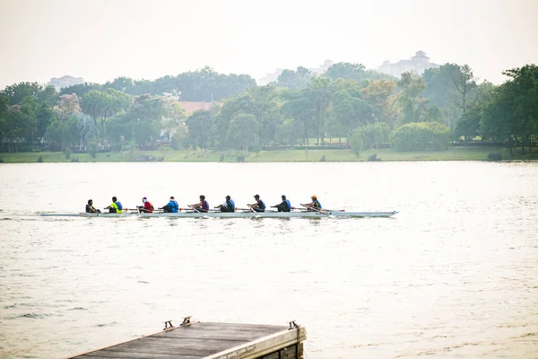 Putrajaya, Malezya - 6 Eylül 2019: Taman Botani yakınlarındaki gölde ejderha tekne yarışçısı çalışması.