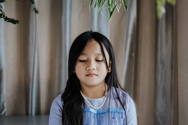 Portret Dziewczynki Azji Południowej Długimi Włosami Stojącej Uśmiechniętej Malezyjczycy — Zdjęcie stockowe